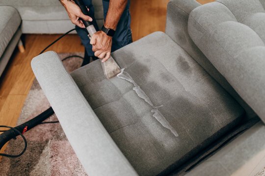 تنظيف مرتبة ومفروشات بأجهزة الشفط الرطب
